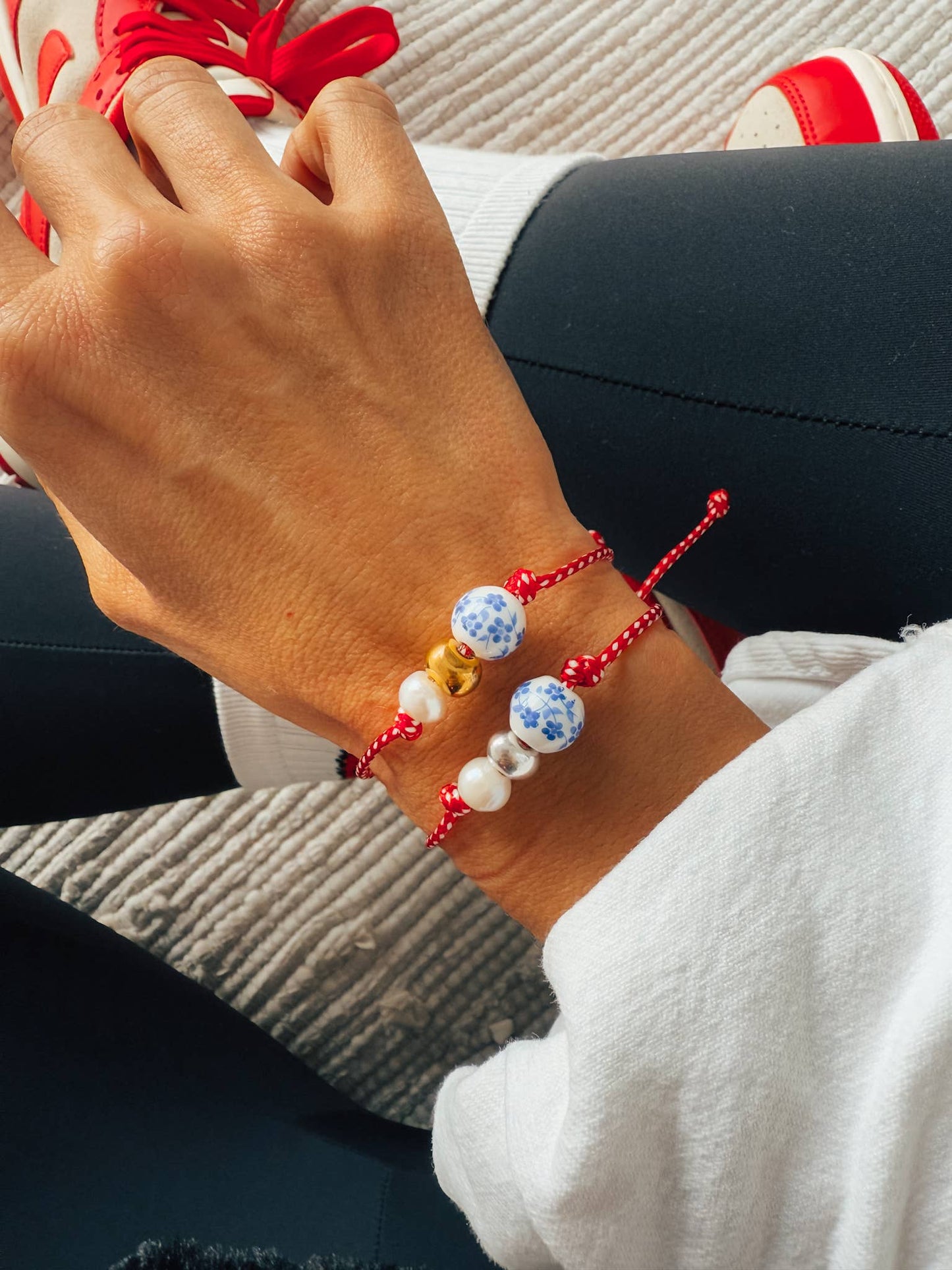 Spring bracelet with red cord porcelain bead and pearl: Yellow Gold
