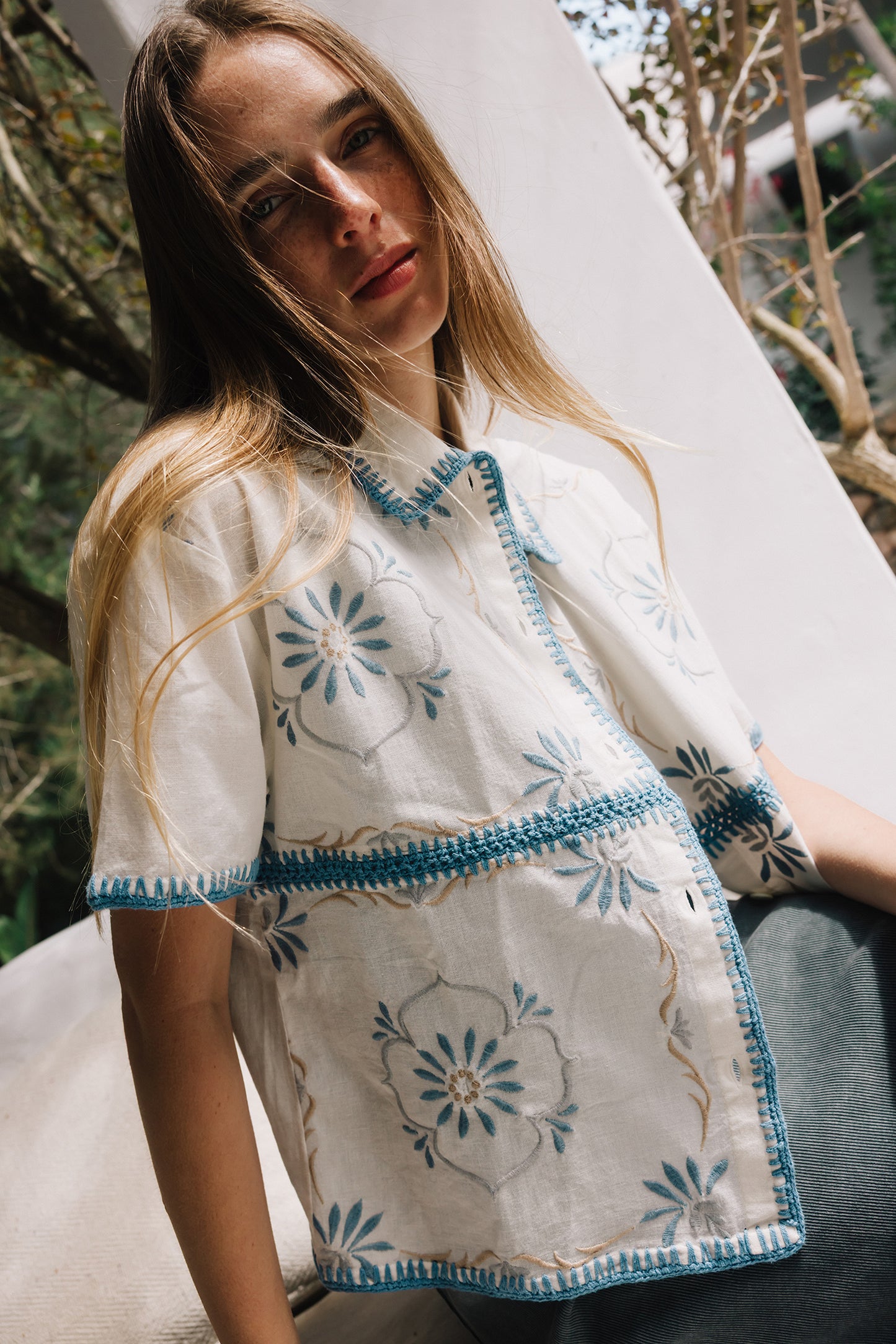 Indi & Cold - Floral Embroidered Shirt | Azul