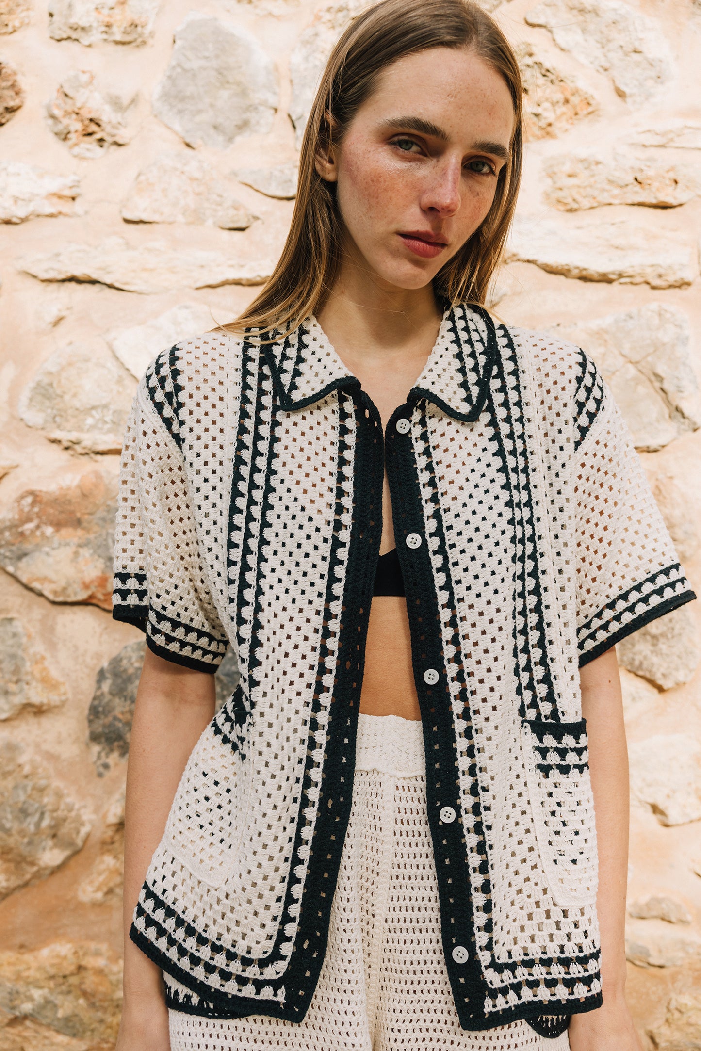 Indi & Cold - Bicolour Crochet Shirt | Negro