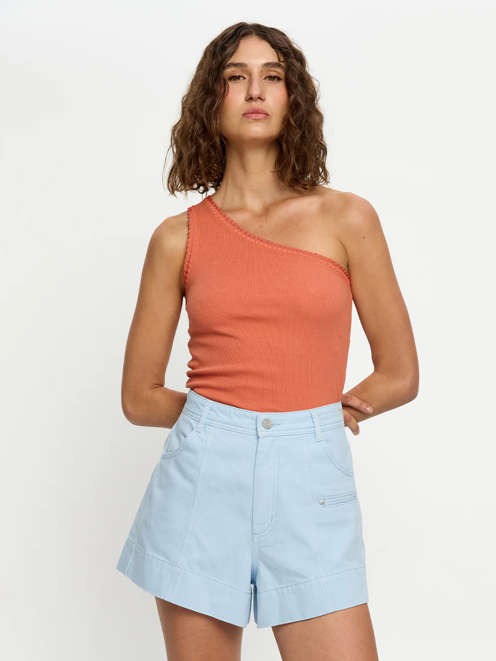 KIVARI - Tallulah One Shoulder Tank | Pale Rust