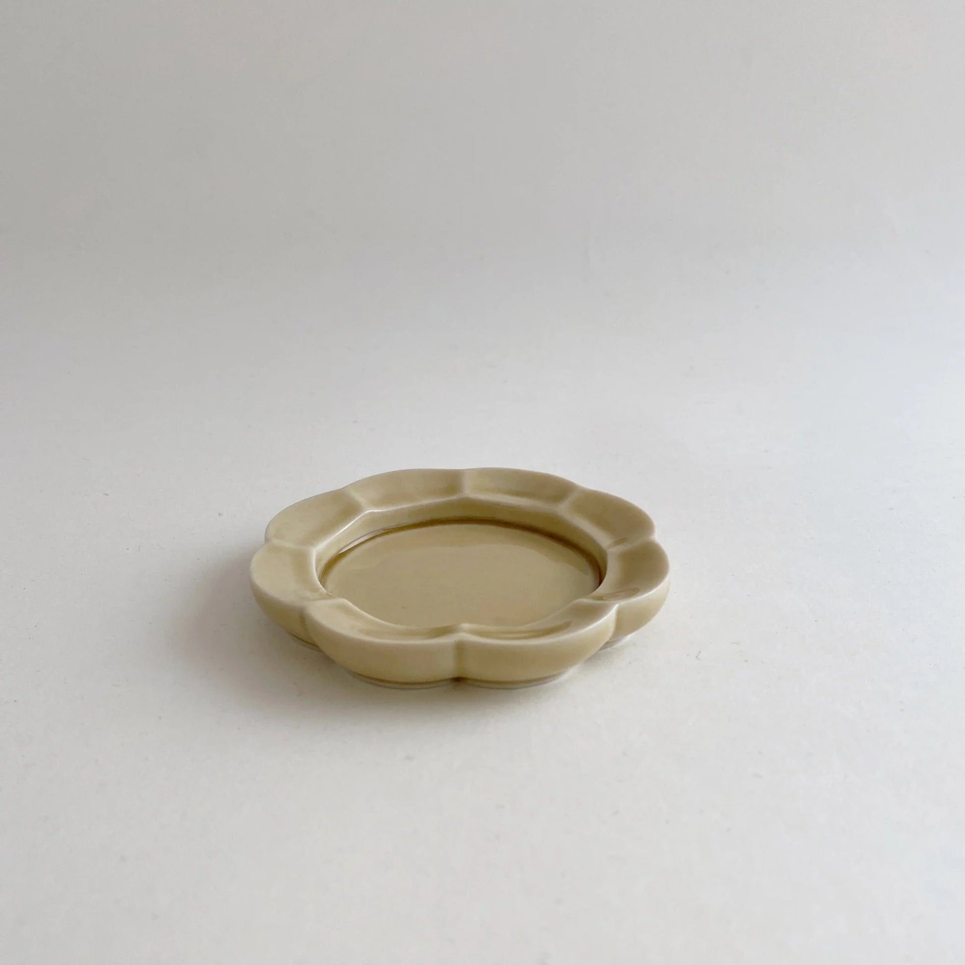 hibi - Seto Porcelain Incense Flower Dish | Sand hibi