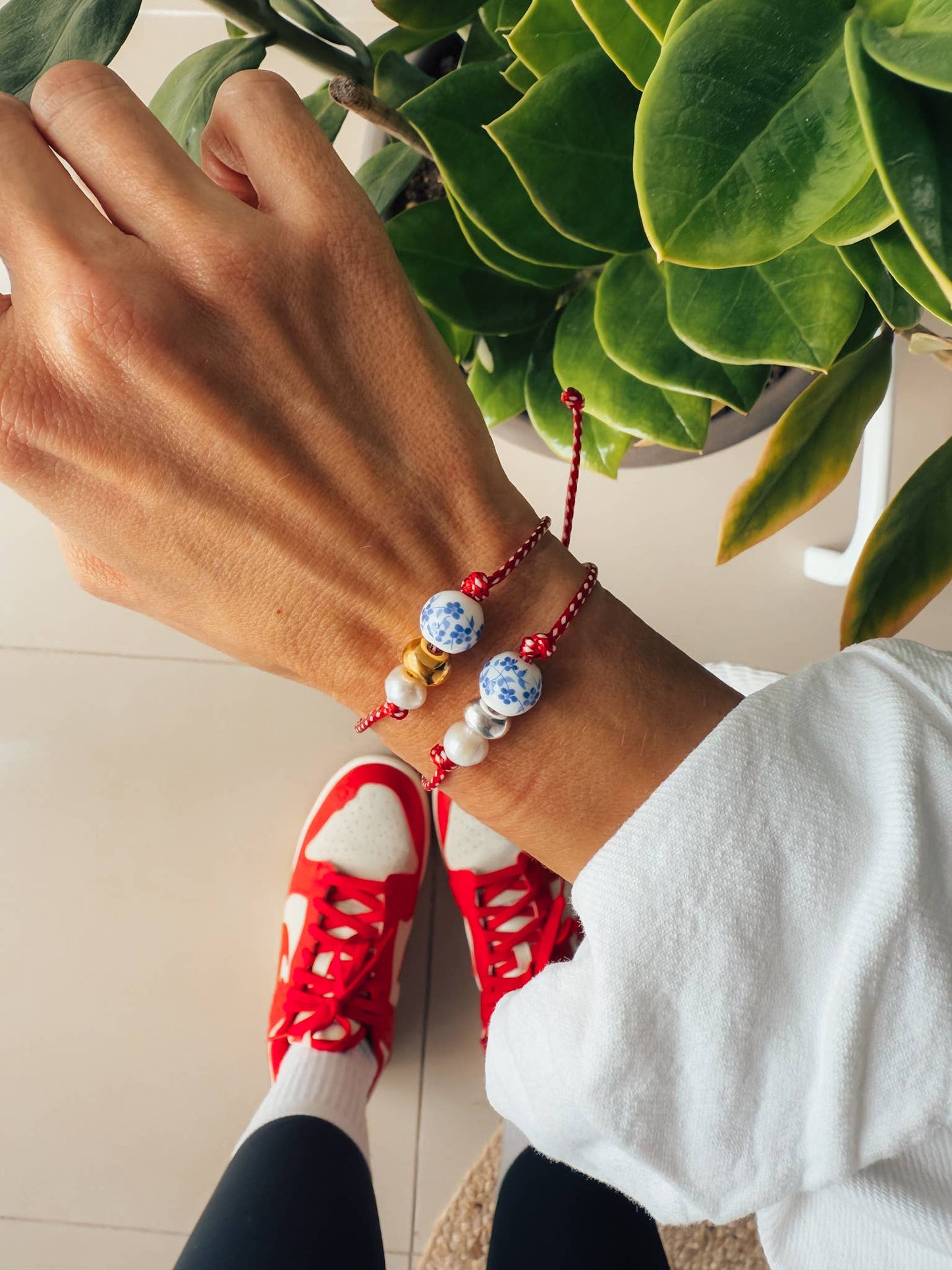 Spring bracelet with red cord porcelain bead and pearl: Yellow Gold