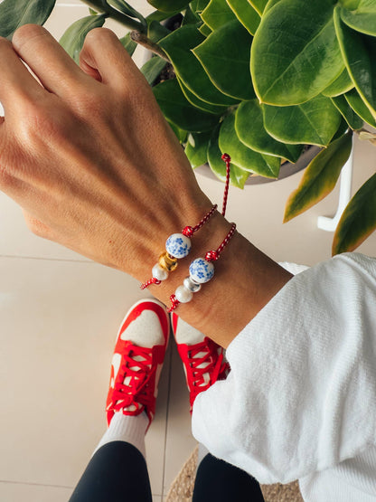 Spring bracelet with red cord porcelain bead and pearl: Yellow Gold